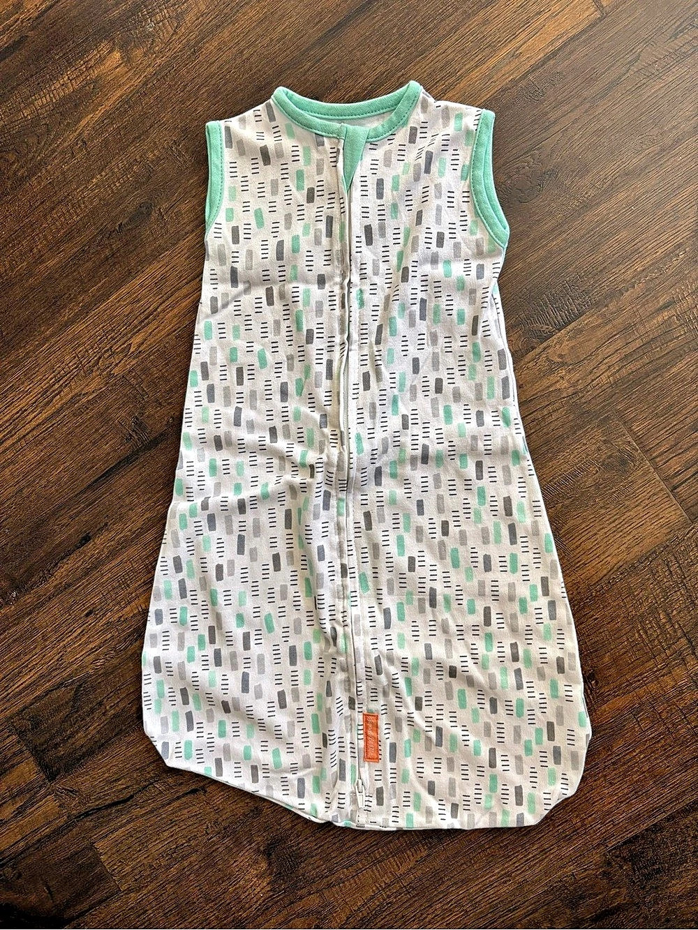 SwaddleMe Geometric sleep sack Gray & Green Like New